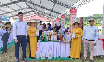 Mr. Ngo Van Chi (far left) brings Bancha An Bang tea brand to an OCOP fair