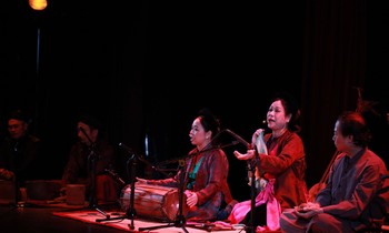 Chuyện nhóm hát 'toàn mặt trời'