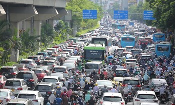 Trong khi nút Ngã Tư Sở thông thoáng thì đường Nguyễn Trãi ùn tắc kéo dài hàng trăm mét vào sáng 20/6 Ảnh: Trọng Tài