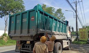 CSGT TPHCM mạnh tay xử lý tình trạng xe quá khổ, quá tải, cơi nới thùng hàngẢnh: HỮU HUY