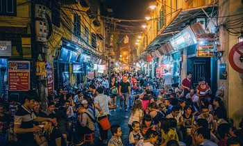 Ngã tư Tạ Hiện (phố cổ Hà Nội) về đêm