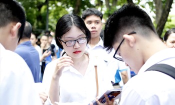 Thí sinh đội nắng đến ngày hội tuyển sinh năm nay Ảnh: Như Ý