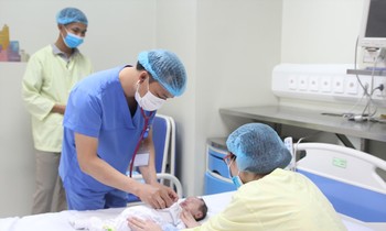 Bé sơ sinh hồi phục sau ca phẫu thuật phức tạp Ảnh: T.Hà