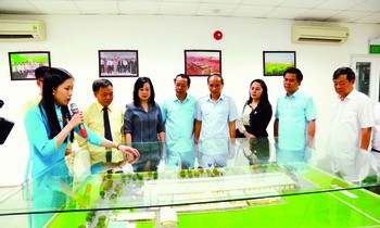 Đồng chí Đào Hồng Lan, Bí thư Tỉnh ủy thăm và làm việc tại Nhà máy sữa Vinasoy - Công ty Cổ phần Đường Quảng Ngãi, khu Công nghiệp Tiên Sơn, Bắc Ninh