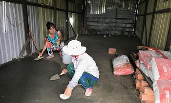 Nhà bà Ngọc đang trát nền