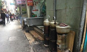 Bếp than tổ ong vẫn được sử dụng tại các cửa hàng ở khu vực nội đô Hà Nội