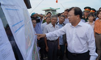 Phó Thủ tướng Trịnh Ðình Dũng thị sát và gặp gỡ người dân ở khu vực xây dựng Sân bay Long Thành