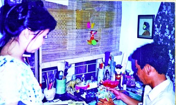 Kỷ niệm nhỏ với tác giả “Sang sông”, “Những ngọn gió Hua Tát”… tại nhà riêng của họa sĩ Lưu Công Nhân ở Tam Ðảo - thập kỷ đầu 90 thế kỷ trước. Ảnh: Tư liệu DPV