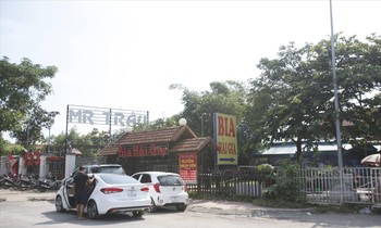 Nhà hàng, quán bia kinh doanh trong khuôn viên Khu LHTT Mỹ Đình ảnh: P.N