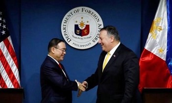 Ngoại trưởng Mỹ Mike Pompeo bắt tay Ngoại trưởng Philippines Teodoro Locsin Jr hôm 1/3 ảnh: Reuters
