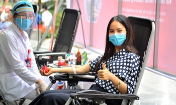 Á khôi Sinh viên Việt Nam Quỳnh Nga hiến máu trong ngày phát động Ảnh: Xuân Tùng