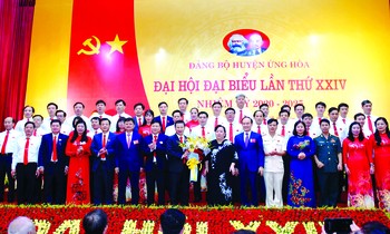 Ban Chấp hành và Bí thư Huyện ủy Ứng Hòa khóa mới ra mắt, nhận hoa chúc mừng của lãnh đạo TP Hà Nội