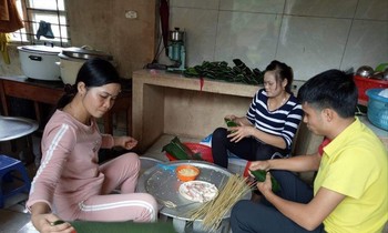 Tết 2020, không có tiền thưởng nhưng giáo viên trường Tiểu Học Pa Ủ - Lai Châu tích cực gói bánh chưng cho học sinh ăn Tết ảnh: Minh Khuyên