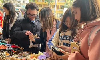 “Tiệm thêu Thương Thương” thu hút sự quan tâm của nhiều sinh viên, học sinh tại Ngày hội Ảnh: Hà Linh
