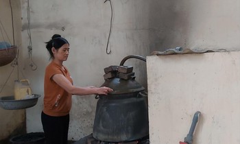 Hệ thống nồi nấu rượu của bà Đào Thị Thủy được xây dựng khá đơn giản