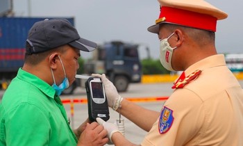Cảnh sát giao thông và thanh tra giao thông Hà Nội kiểm tra nồng độ cồn lái xe. Ảnh: Trọng Đảng