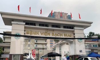 Giám sát chặt người ra vào Bệnh viện Bạch Mai- Ảnh: Hoàng Mạnh Thắng