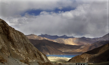Hồ Pangong Tso nhìn từ phía Ấn Độ. Ảnh: AP
