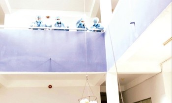 Tất cả vật dụng trong khu cách ly, kể cả tiền mặt, đều được sát khuẩn trước khi ra ngoài Ảnh: H.C