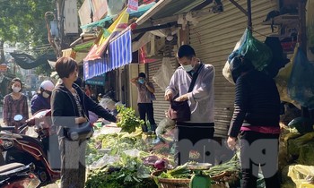 Rau xanh giá rẻ sau tết, đắt khách ngày đầu năm - Ảnh: Việt Linh