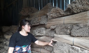 Chị Nguyễn Thị Quyên bên nhà xưởng tạm ngừng hoạt động 