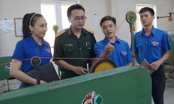 Đại úy Trần Ngọc Minh (mặac quân phục) duy trì hoạt động của Đội Thanh niên kiểm tra tại Liên chi đoàn Xí nghiệp 1