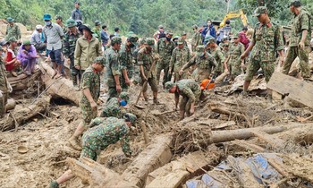 Các chiến sỹ dùng tay cào bùn đất tìm kiếm người mất tích tại Trà Leng, Nam Trà My, Quảng Nam