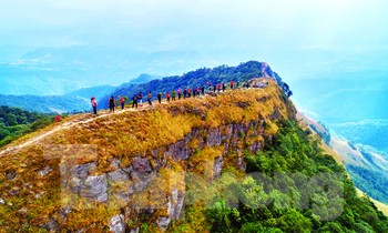 Hùng vĩ “sống lưng khủng long” xứ Lạng. Ảnh: Lăng Huy