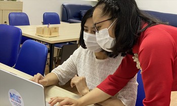 Giáo viên duyệt hồ sơ trực tuyến tại Trường Nguyễn Siêu (Hà Nội)