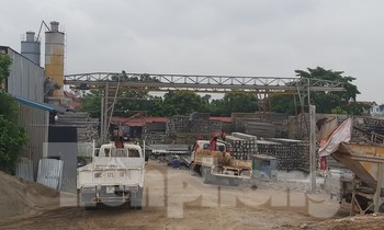 Ai 'chống lưng' cho trạm trộn bê tông, bãi cát dọc sông Hồng?