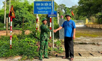 Bàn giao hai công trình thanh niên cho đồn biên phòng