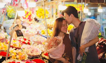 Hanoi night flower market attracts a large number of young people to check in and take pictures