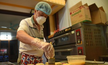 Tận mắt xem làm bánh Trung thu hương vị truyền thống ở làng Xuân Đỉnh thời 4.0