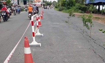 Quốc lộ 91 xuất hiện vết nứt mặt đường đe dọa sạt lở nhà dân