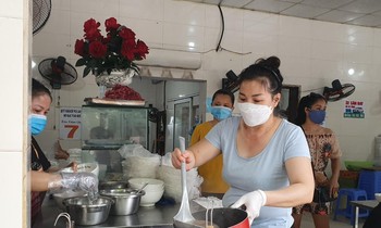 Chủ quán phỏ trên phố Nguyễn Sơn bán phở bằng nồi cho khách mang về