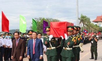Tiễn đưa các anh hùng liệt sĩ trở về đất mẹ Quảng Bình.