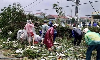 Người dân tìm vàng giúp chủ tiệm sau trận lốc xoáy