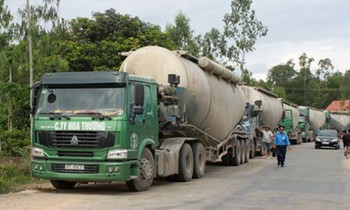 Những chiếc xe quá tải cả 100% bị lực lượng chức năng tỉnh Hà Tĩnh mật phục, bắt quả tang khi đang đi đường vòng né trạm. 