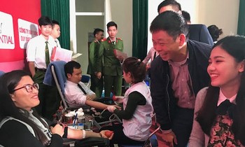 Lãnh đạo báo Tiền phong và Á hậu Thanh Tú thăm hỏi các bạn trẻ hiến máu