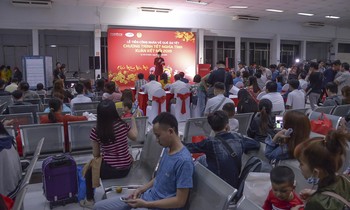 Chuyến tàu đêm đưa 1200 công nhân nghèo về quê ăn Tết