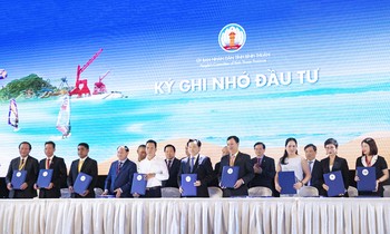 Ông Đỗ Quý Hải (áo trắng) – Chủ tịch HĐQT Tập đoàn Hải Phát và Bà Trần Hoài Anh (thứ 2 từ phải sang) – Phó Tổng giám đốc Tập đoàn Hải Phát (đại diện liên danh) nhận Biên bản ghi nhớ đầu tư tại Hội nghị.