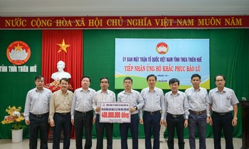 Tổng Giám đốc EVNNPT thăm, trao quà hỗ trợ nhân dân miền Trung
