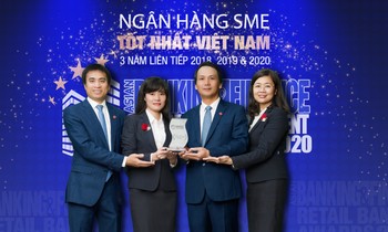 Đại diện BIDV nhận Giải thưởng ngân hàng SME tốt nhất năm 2020
