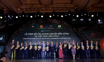 Phó Chủ Tịch Nước Đặng Thị Ngọc Thịnh trao hoa chúc mừng cho Top các Doanh nghiệp bền vững của Việt Nam năm 2020