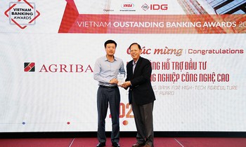 Đại diện Agribank, Ông Nguyễn Hải Long - Phó Tổng Giám đốc nhận giải thưởng "Ngân hàng tiêu biểu về hỗ trợ đầu tư cho nông nghiệp công nghệ cao"