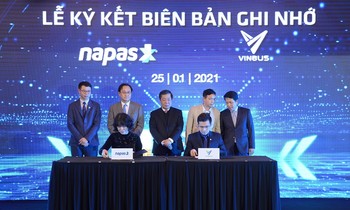 Chứng kiến buổi lễ ký kết còn có ông Nguyễn Kim Anh – Phó Thống đốc Ngân Hàng Nhà Nước Việt Nam, ông Nguyễn Quang Hưng – Chủ tịch HĐQT NAPAS và ông Nguyễn Hoàng Hải – Giám đốc Trung tâm Quản lý giao thông công cộng TP Hà Nội