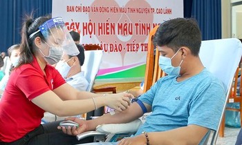 Beautiful examples of donating blood to save lives, day and night