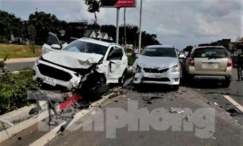 Tai nạn liên hoàn giữa 3 xe ô tô trên đường huyết mạch ở Bình Dương
