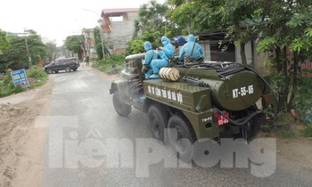 Bộ Tư lệnh Thủ đô phun khử khuẩn ổ dịch ở huyện Thường Tín