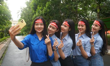 Các bạn hoa khôi chụp ảnh